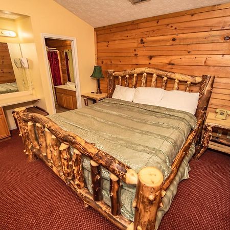 Cabin Close To Parkway Rd With River View Pigeon Forge Kültér fotó