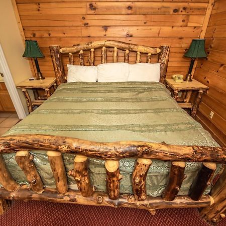 Cabin Close To Parkway Rd With River View Pigeon Forge Kültér fotó