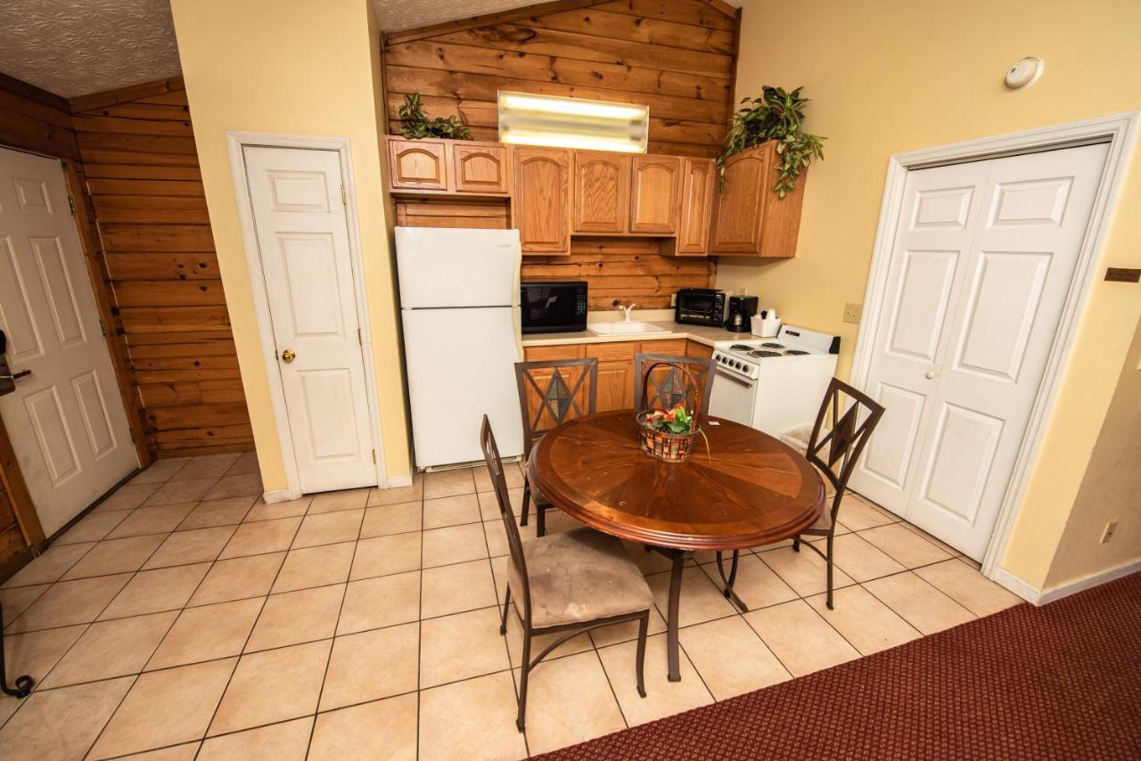 Cabin Close To Parkway Rd With River View Pigeon Forge Kültér fotó