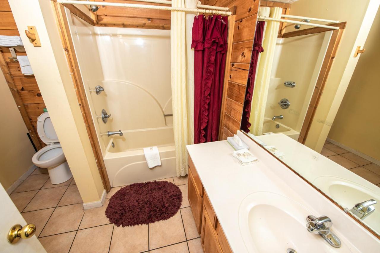 Cabin Close To Parkway Rd With River View Pigeon Forge Kültér fotó