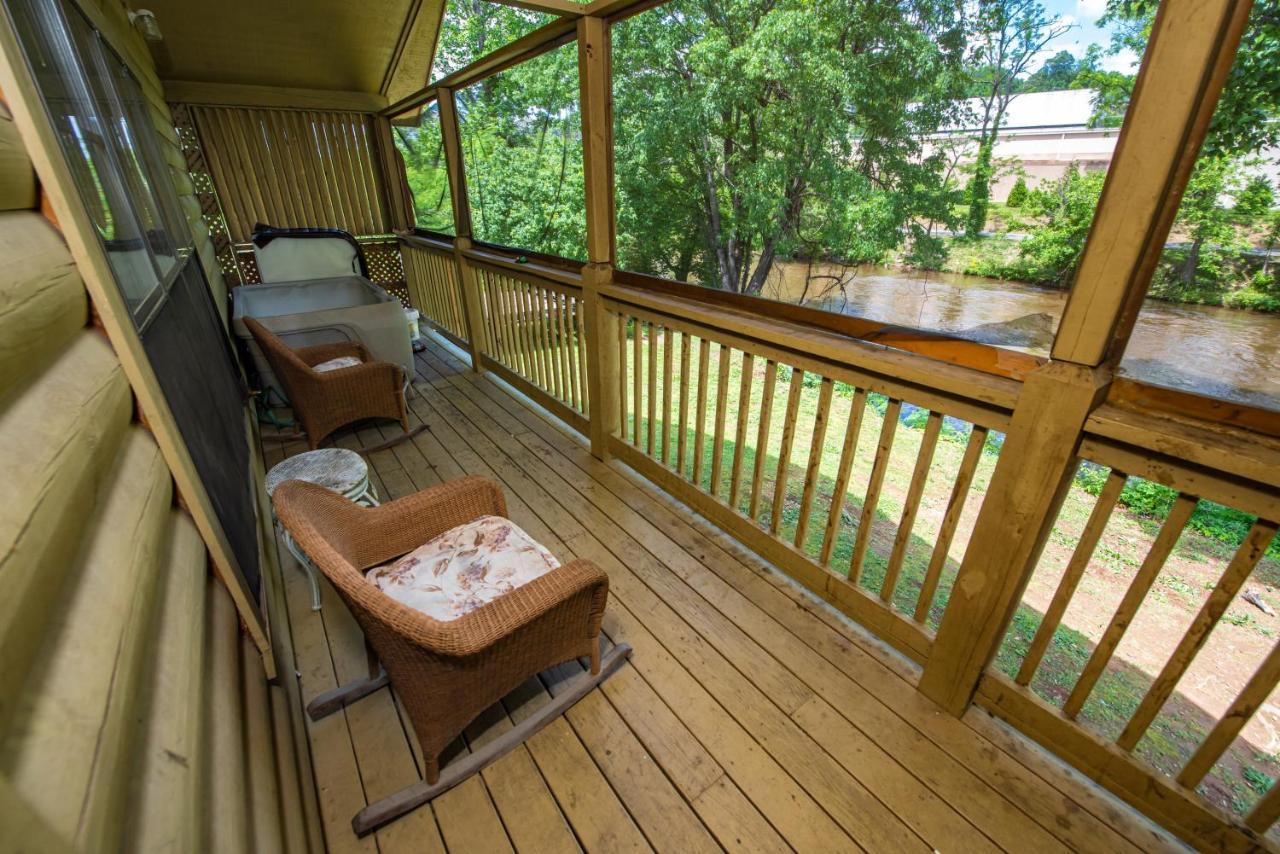 Cabin Close To Parkway Rd With River View Pigeon Forge Kültér fotó